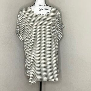 733 - OLM NWT Black and White Checkered Flutter Sleeve Top, Size XL